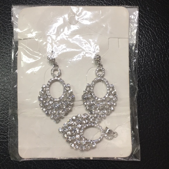 This is a set of sliver earrings with a pendant - Picture 4 of 4